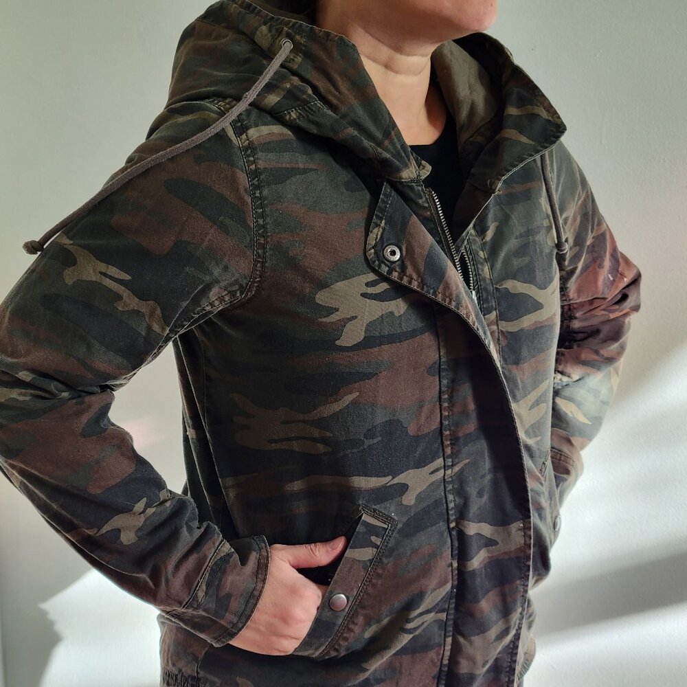 American Eagle Outfitters Camo Utility Jacket Women's M — "LOVE" Floral Embroide